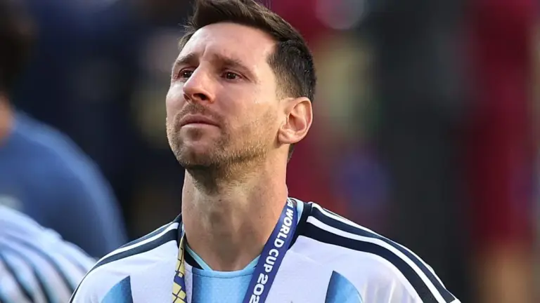 Were Argentina under more pressure than usual in World Cup final? Lionel Messi's tunnel pep talks fuel fan theories – WATCH